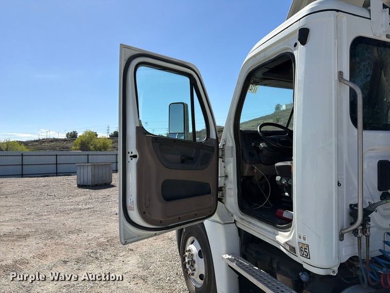 image for item YA5421 2016 Freightliner Cascadia semi truck