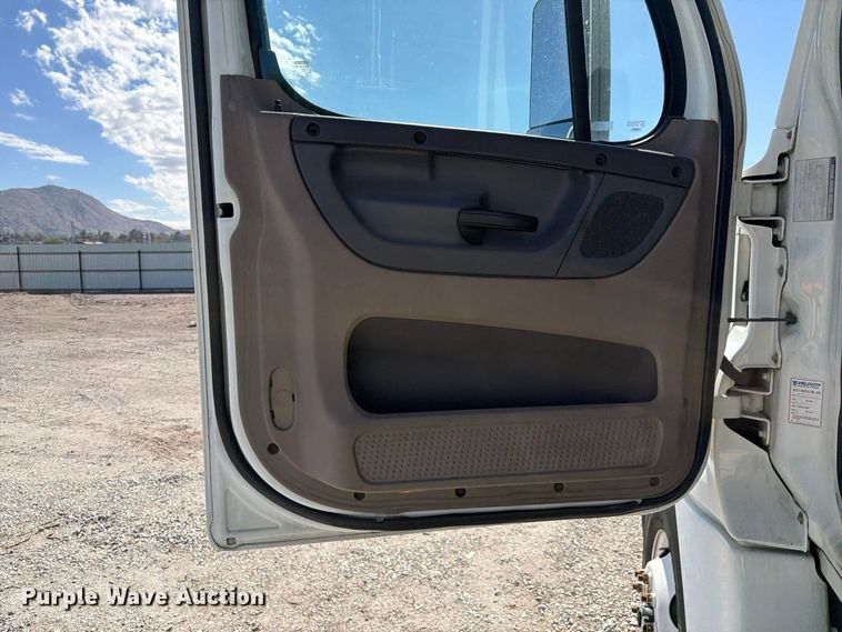 image for item YA5421 2016 Freightliner Cascadia semi truck