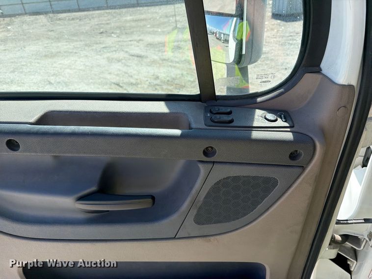 image for item YA5421 2016 Freightliner Cascadia semi truck