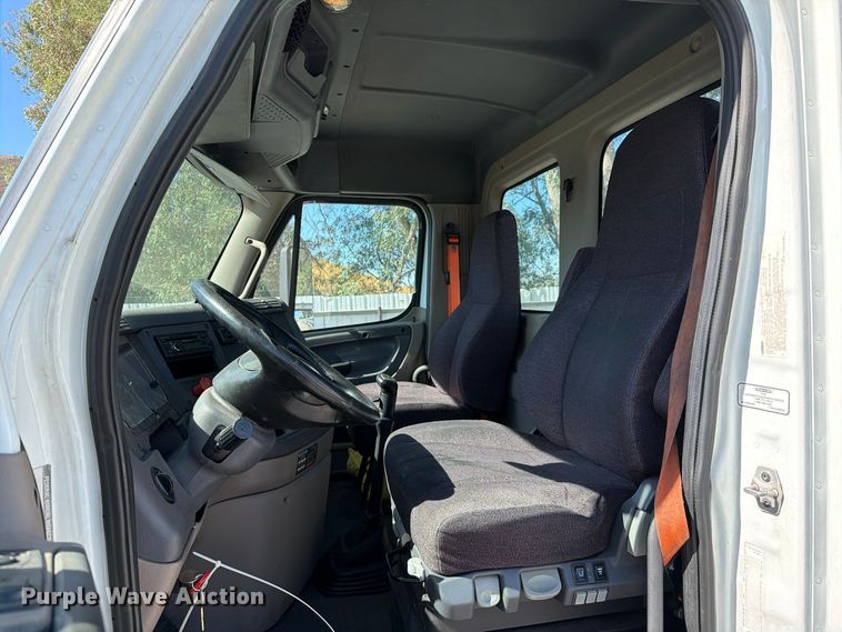 image for item YA5421 2016 Freightliner Cascadia semi truck