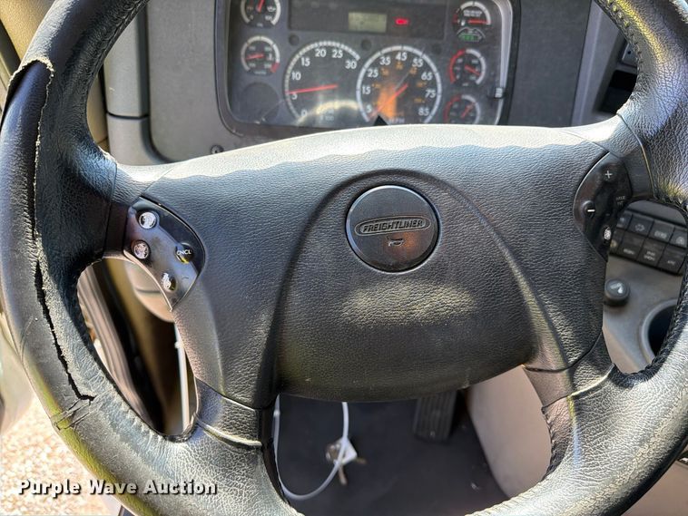 image for item YA5421 2016 Freightliner Cascadia semi truck
