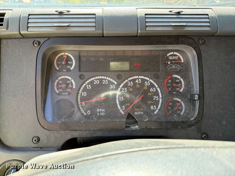image for item YA5421 2016 Freightliner Cascadia semi truck