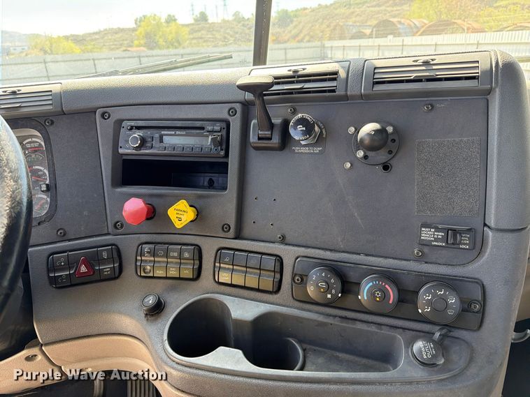 image for item YA5421 2016 Freightliner Cascadia semi truck