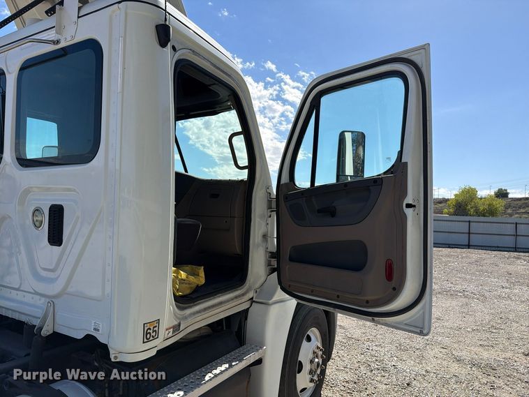 image for item YA5421 2016 Freightliner Cascadia semi truck