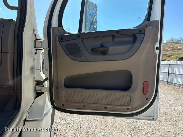 image for item YA5421 2016 Freightliner Cascadia semi truck