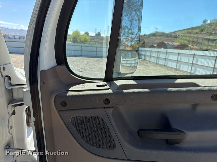 image for item YA5421 2016 Freightliner Cascadia semi truck