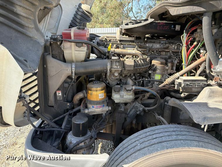 image for item YA5421 2016 Freightliner Cascadia semi truck