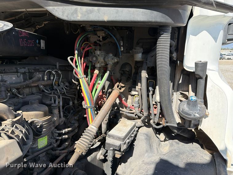 image for item YA5421 2016 Freightliner Cascadia semi truck
