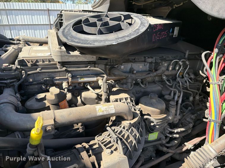 image for item YA5421 2016 Freightliner Cascadia semi truck