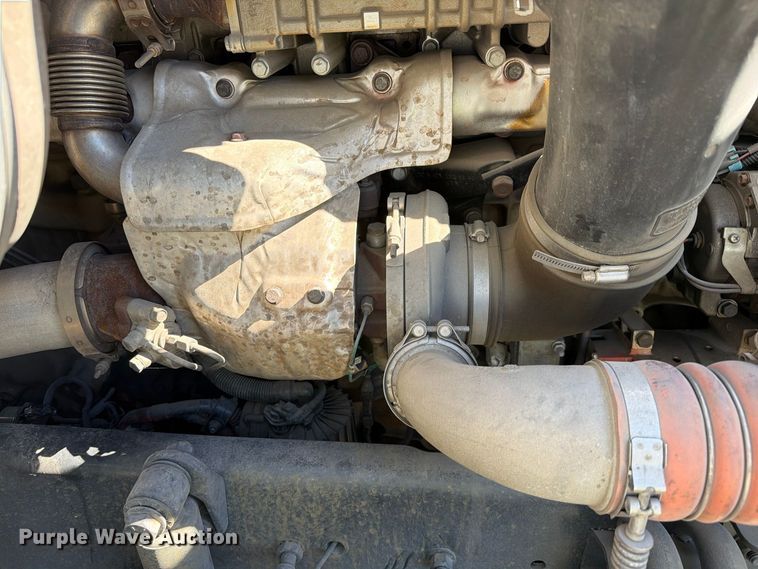 image for item YA5421 2016 Freightliner Cascadia semi truck
