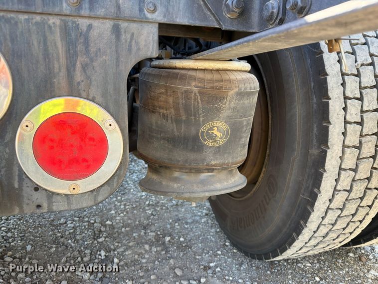 image for item YA5421 2016 Freightliner Cascadia semi truck