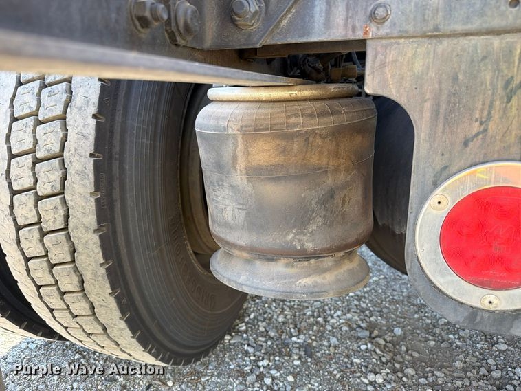 image for item YA5421 2016 Freightliner Cascadia semi truck