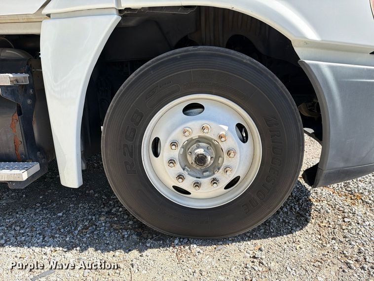 image for item YA5421 2016 Freightliner Cascadia semi truck