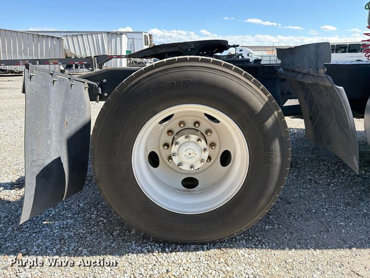 image for item YA5421 2016 Freightliner Cascadia semi truck