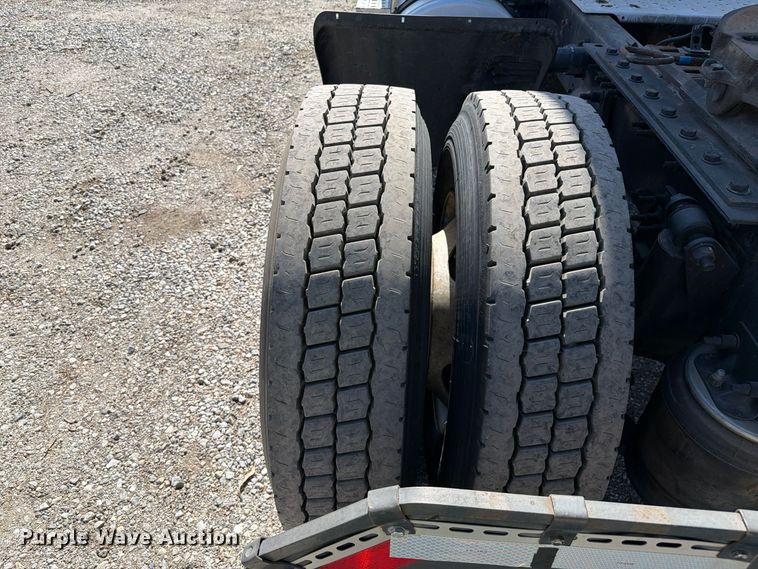 image for item YA5421 2016 Freightliner Cascadia semi truck