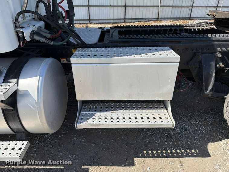 image for item YA5422 2016 Freightliner Business Class M2 semi truck