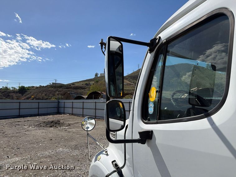 image for item YA5422 2016 Freightliner Business Class M2 semi truck