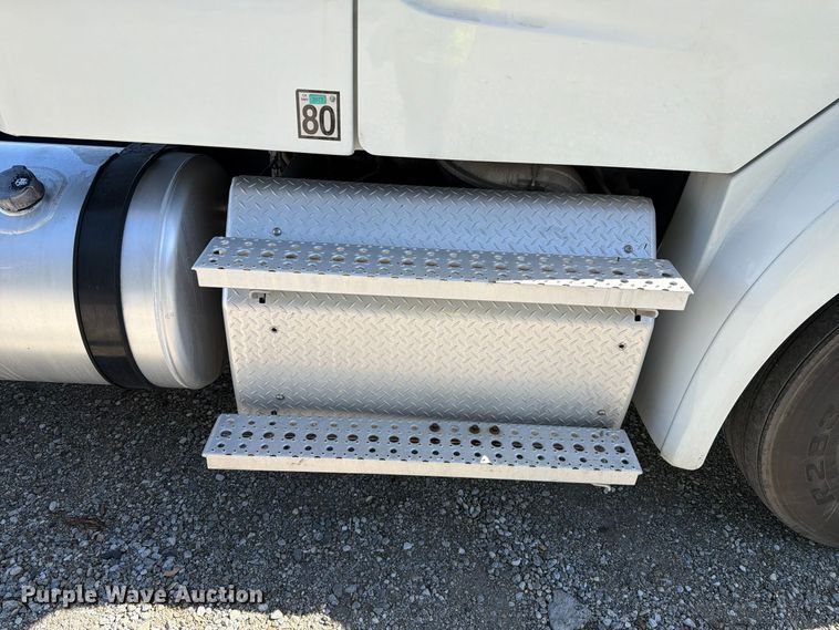 image for item YA5422 2016 Freightliner Business Class M2 semi truck