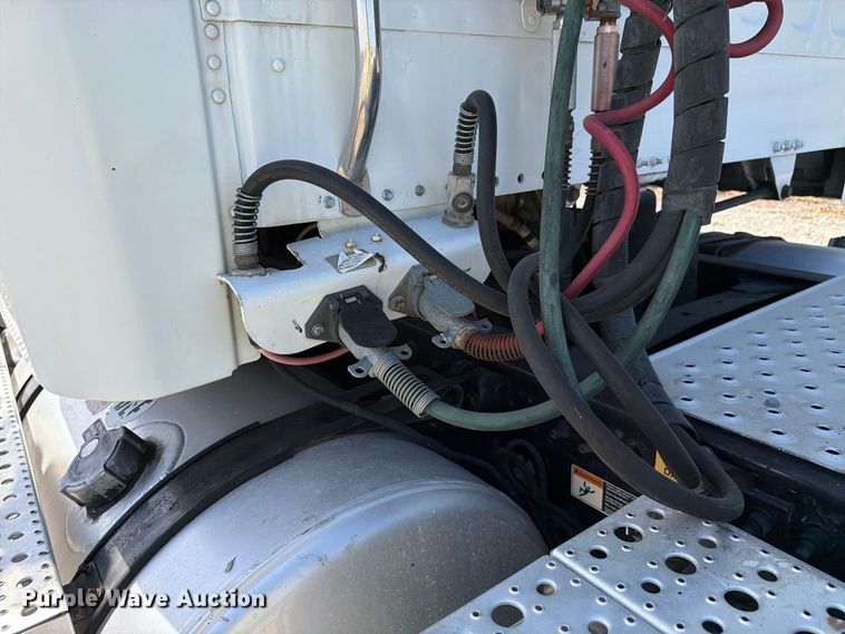 image for item YA5422 2016 Freightliner Business Class M2 semi truck