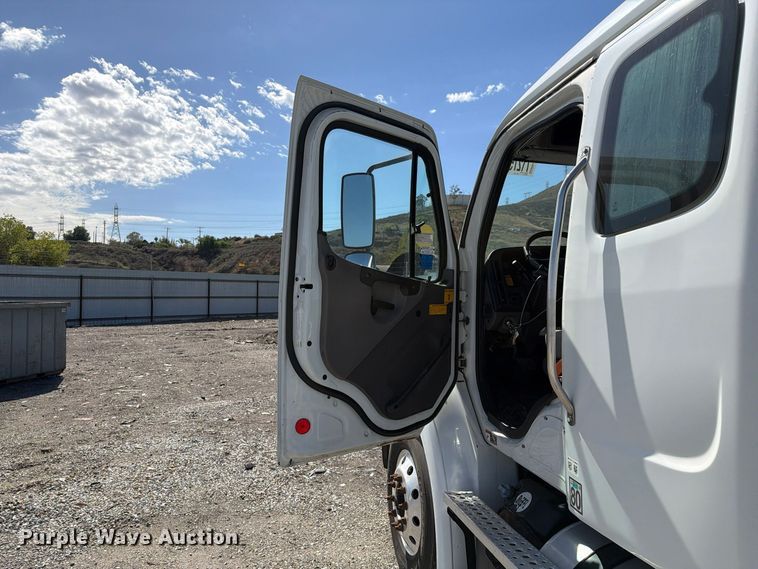 image for item YA5422 2016 Freightliner Business Class M2 semi truck
