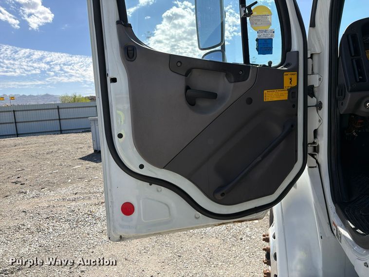 image for item YA5422 2016 Freightliner Business Class M2 semi truck