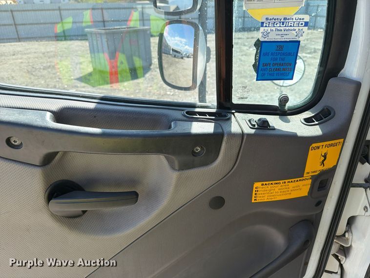 image for item YA5422 2016 Freightliner Business Class M2 semi truck