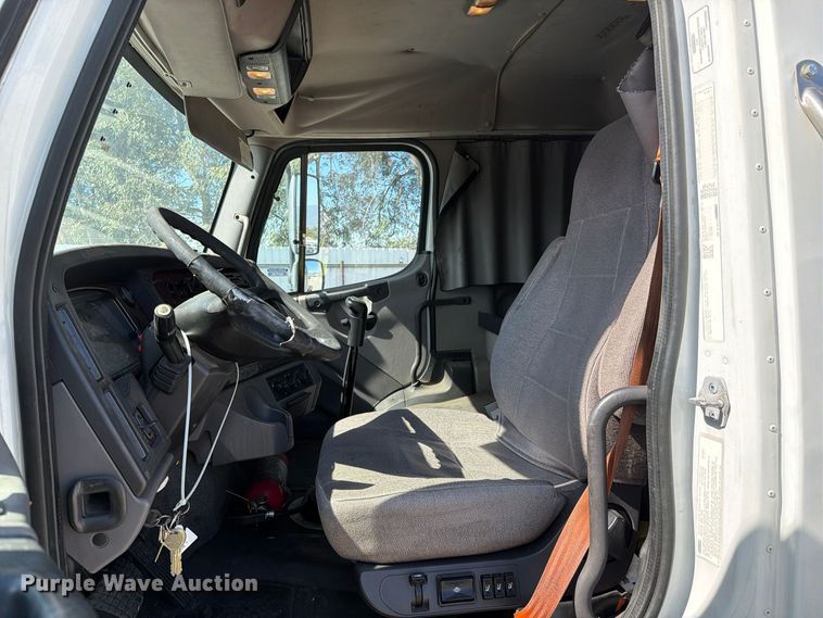 image for item YA5422 2016 Freightliner Business Class M2 semi truck