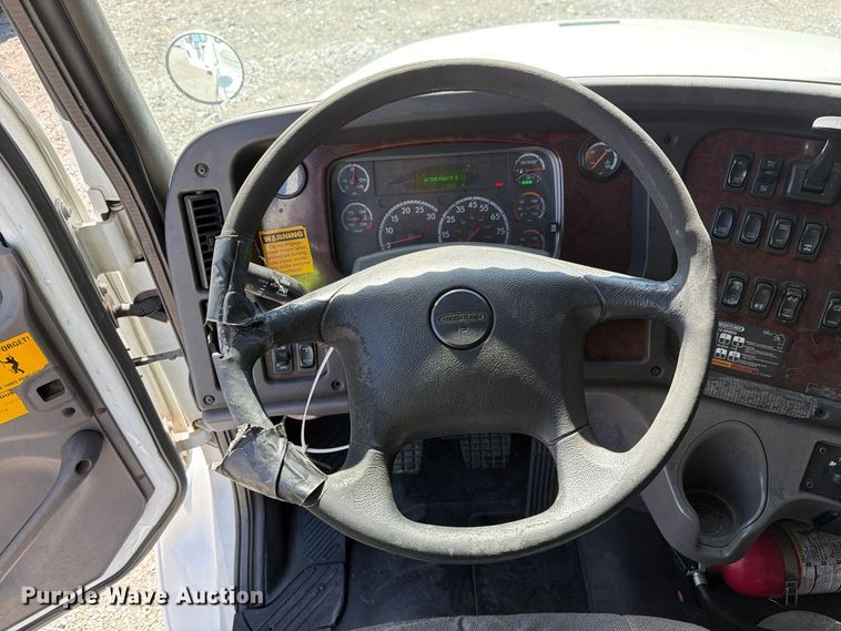 image for item YA5422 2016 Freightliner Business Class M2 semi truck