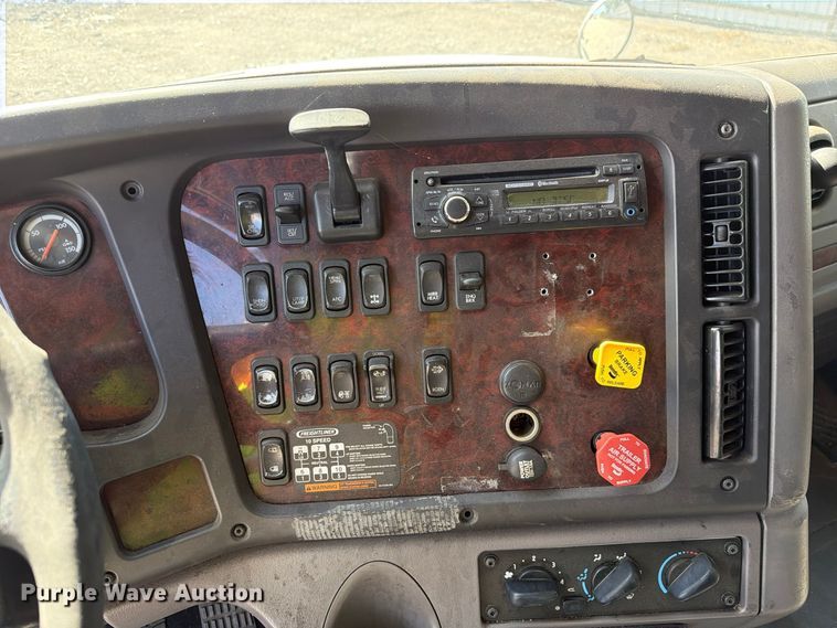 image for item YA5422 2016 Freightliner Business Class M2 semi truck