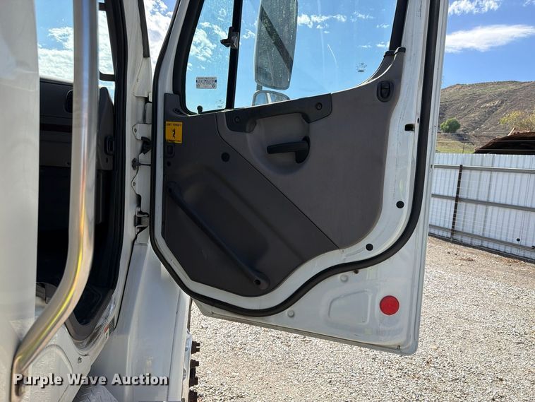 image for item YA5422 2016 Freightliner Business Class M2 semi truck