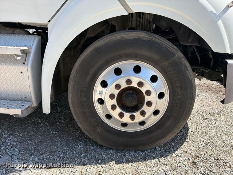 image for item YA5422 2016 Freightliner Business Class M2 semi truck