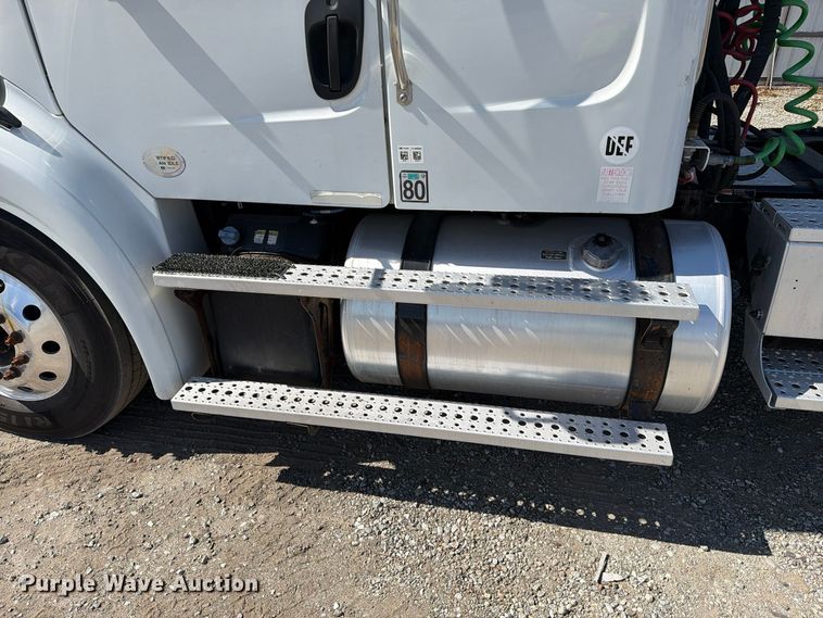 image for item YA5424 2016 Freightliner Business Class M2 semi truck