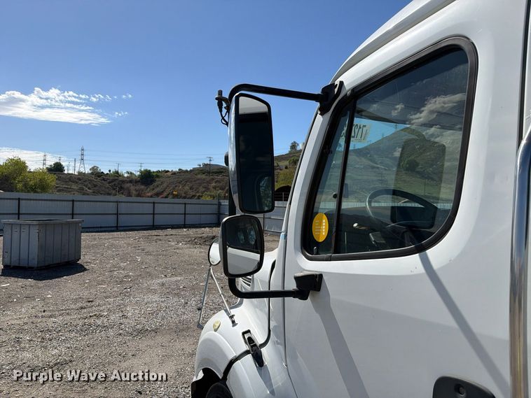 image for item YA5424 2016 Freightliner Business Class M2 semi truck