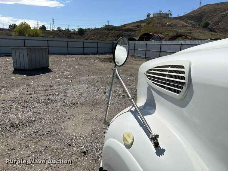 image for item YA5424 2016 Freightliner Business Class M2 semi truck