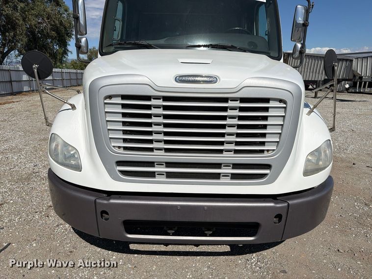 image for item YA5424 2016 Freightliner Business Class M2 semi truck