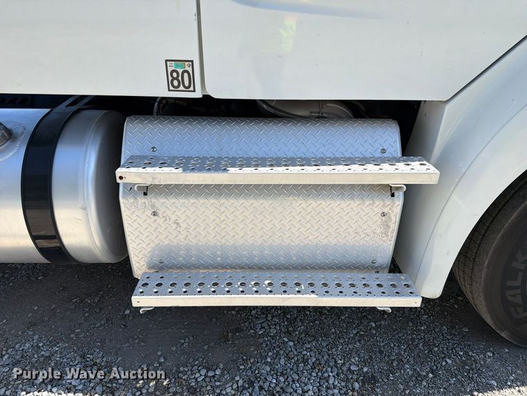 image for item YA5424 2016 Freightliner Business Class M2 semi truck