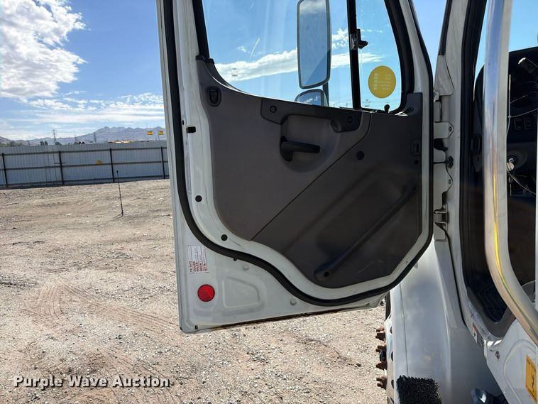 image for item YA5424 2016 Freightliner Business Class M2 semi truck