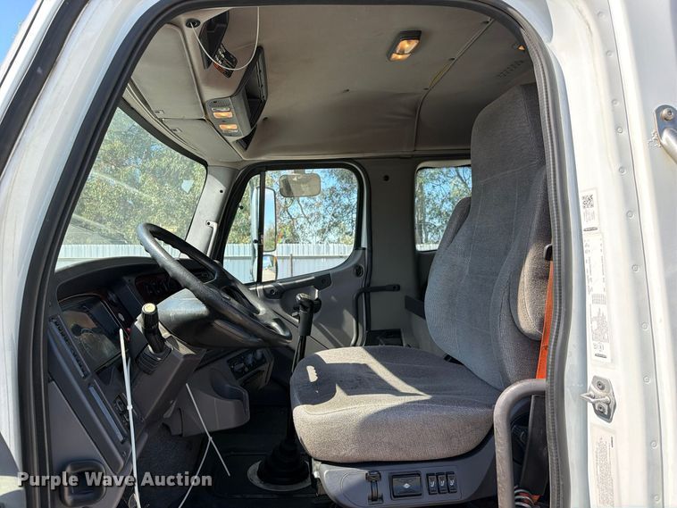 image for item YA5424 2016 Freightliner Business Class M2 semi truck