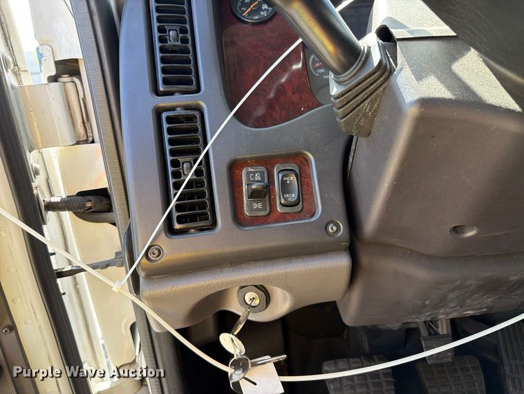 image for item YA5424 2016 Freightliner Business Class M2 semi truck