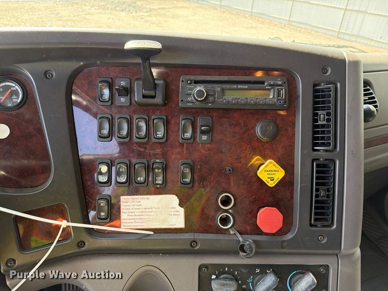 image for item YA5424 2016 Freightliner Business Class M2 semi truck