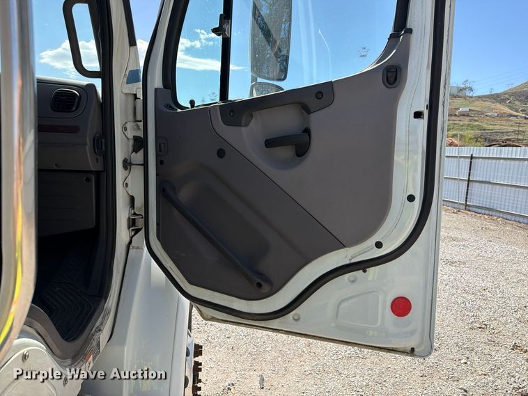 image for item YA5424 2016 Freightliner Business Class M2 semi truck