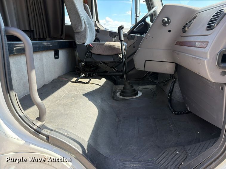 image for item YA5424 2016 Freightliner Business Class M2 semi truck