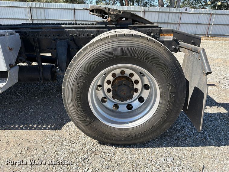 image for item YA5424 2016 Freightliner Business Class M2 semi truck
