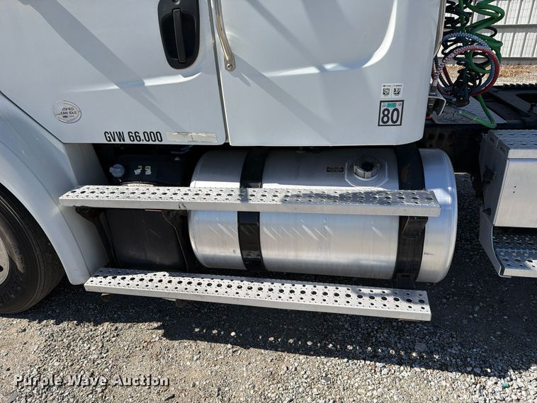 image for item YA5427 2016 Freightliner Business Class M2 semi truck