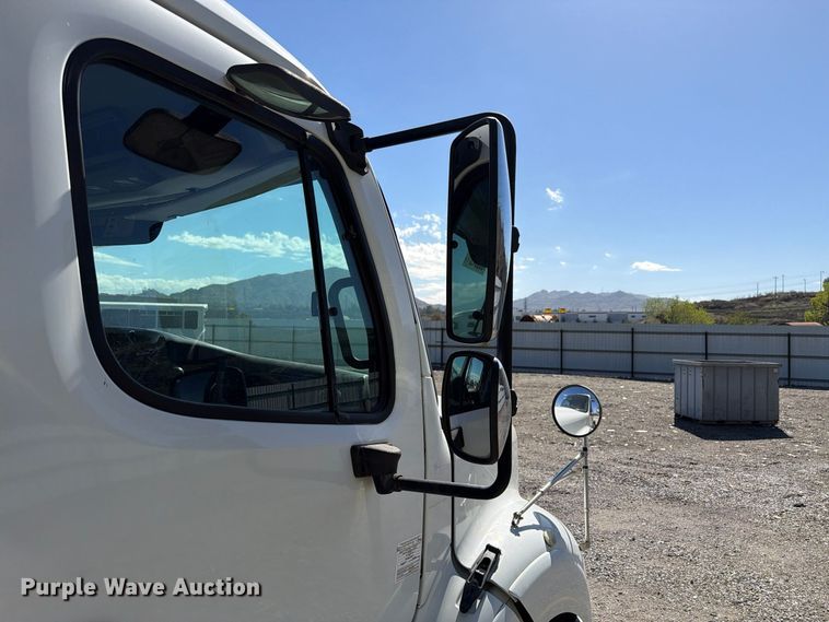 image for item YA5427 2016 Freightliner Business Class M2 semi truck