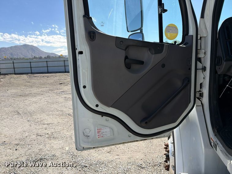 image for item YA5427 2016 Freightliner Business Class M2 semi truck
