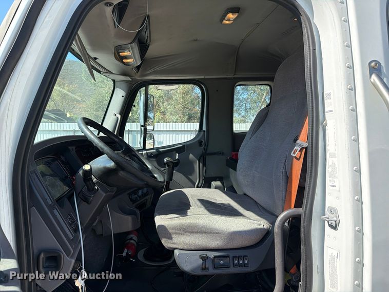 image for item YA5427 2016 Freightliner Business Class M2 semi truck