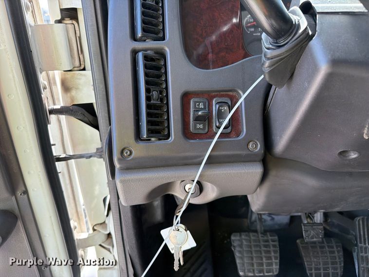 image for item YA5427 2016 Freightliner Business Class M2 semi truck