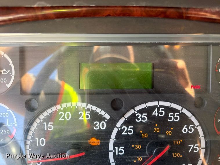 image for item YA5427 2016 Freightliner Business Class M2 semi truck