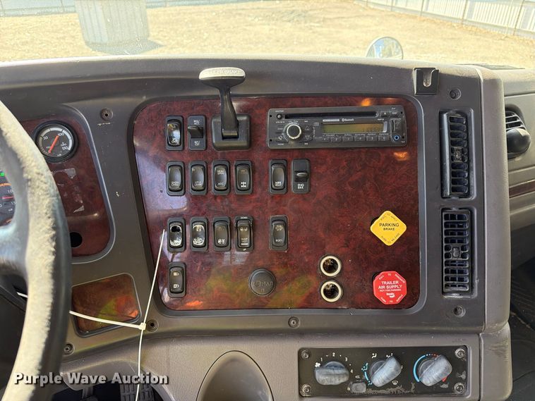 image for item YA5427 2016 Freightliner Business Class M2 semi truck